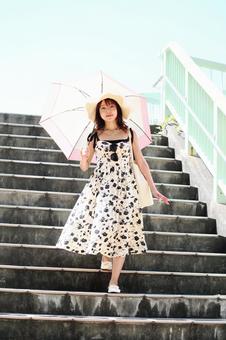 歩道橋の階段を下りる女性 歩道橋の階段を下りる女性の写真