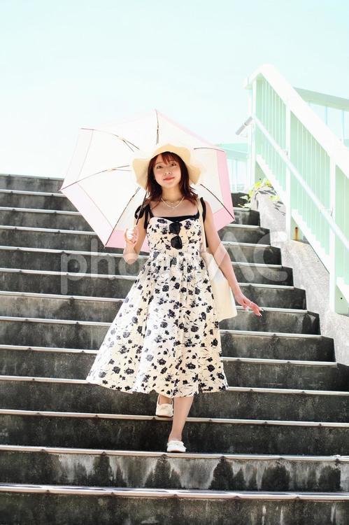 歩道橋の階段を下りる女性 女性,歩道橋,階段の写真素材