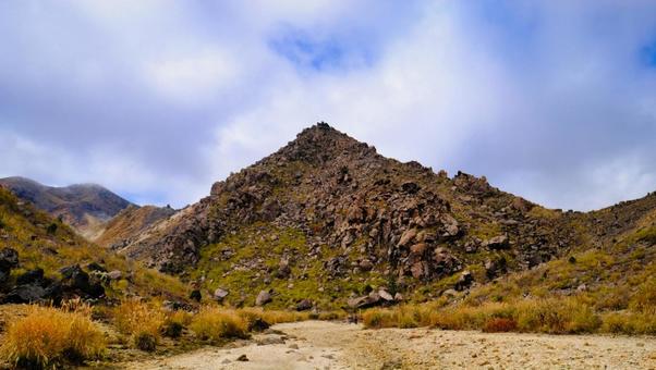 すがもり越えをして中岳にいく途中殿山 九重,ハイキング,自然の写真素材