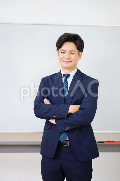 腕組みをする塾講師 塾,人物,男性の写真素材
