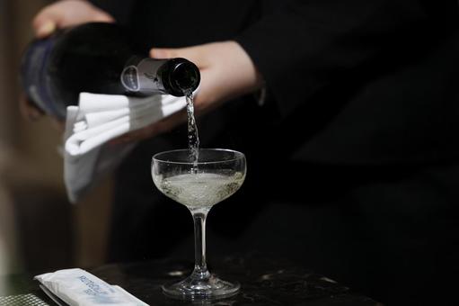 シャンパンを注ぐ シャンパン,注ぐ,グラスの写真素材