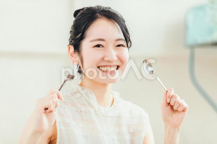 フォークとスプーンを持つ女性 食べる,食欲,洋食の写真素材