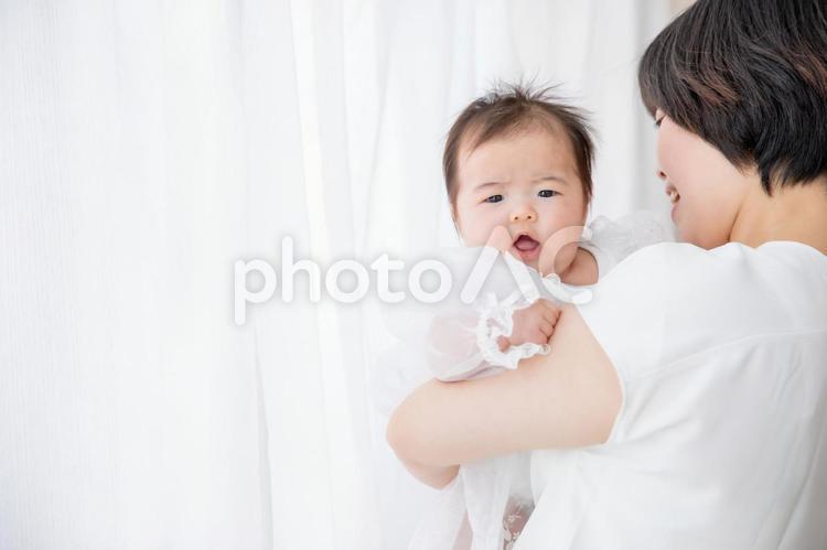 ママと赤ちゃん 赤ちゃん,抱っこ,不機嫌の写真素材