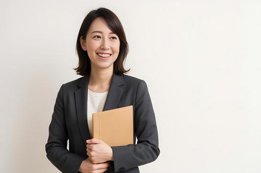 スーツで笑顔の女性 ビジネスウーマン スーツで笑顔の女性 ビジネスウーマンの写真