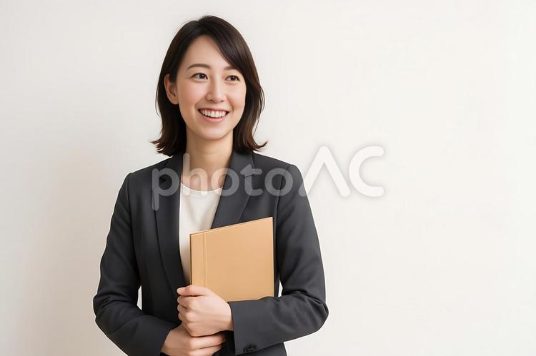 スーツで笑顔の女性　ビジネスウーマン ビジネス,ビジネスウーマン,女性の写真素材