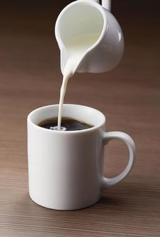ホットコーヒー ミルクを注ぐ ホットコーヒー ミルクを注ぐ コーヒー,ホット,ミルクの写真素材