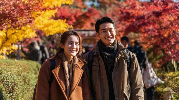 紅葉デートを楽しむカップル 紅葉デートを楽しむカップルの写真