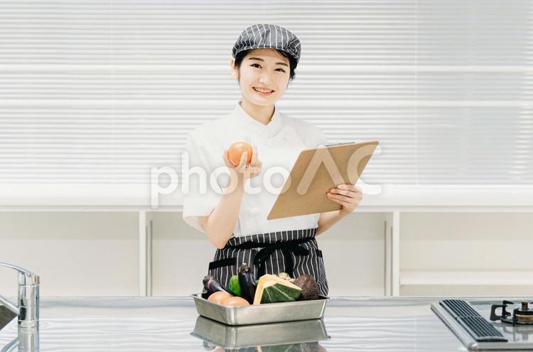 食品をチェックする女性（栄養士・調理師） 栄養士,調理師,管理栄養士の写真素材