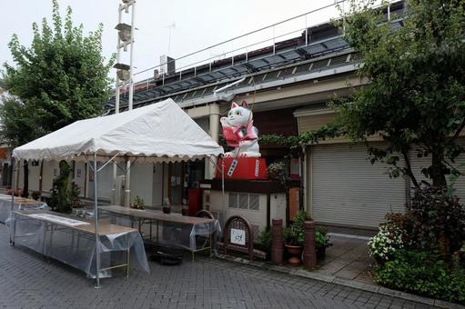 オープン前シャッター閉まる早朝の商店街 オープン前シャッター閉まる早朝の商店街の写真