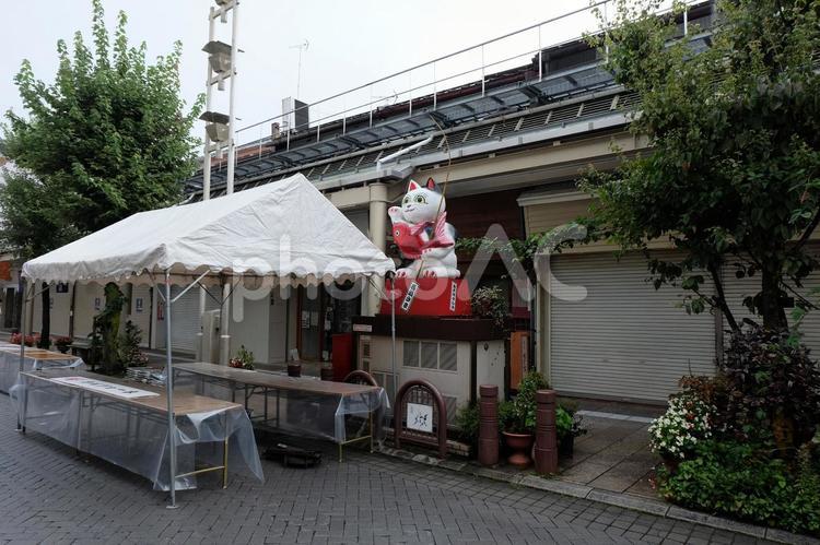 オープン前シャッター閉まる早朝の商店街 本町通り商店街,本町通り,高山の写真素材
