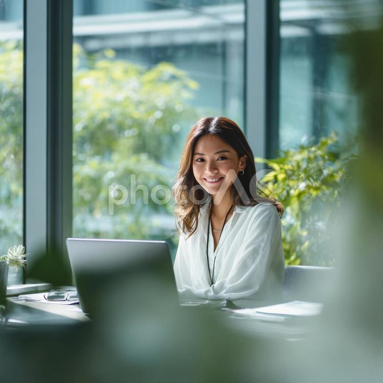 現代的なオフィスで笑顔で働く若い女性 ビジネス,女性,オフィスの写真素材