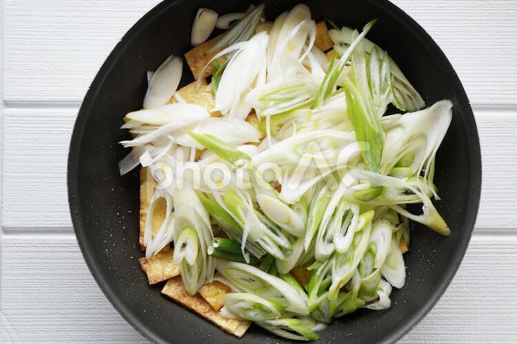 油揚げとねぎのしょうゆ炒め 油揚げ,おあげ,揚げの写真素材