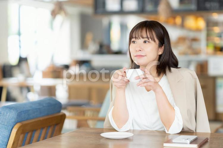 カフェでくつろぐビジネスウーマン カフェ,女性,ビジネスウーマンの写真素材