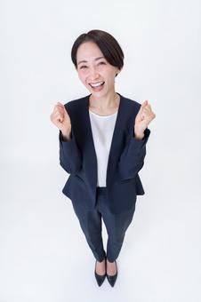 ガッツポーズをする女性 ガッツポーズをする女性 会社員,営業,キャリアの写真素材