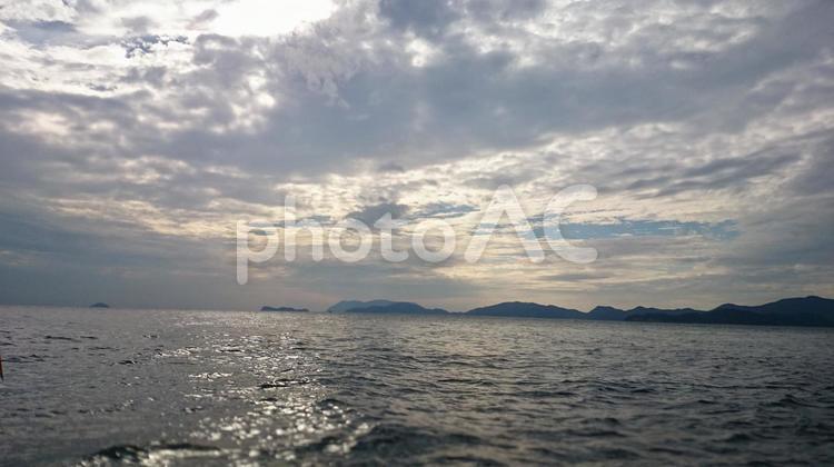 朝の日の出を迎える直前の瀬戸内海と空 夕陽,雲,晴れの写真素材