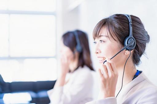 笑顔で電話対応をするオペレーター 笑顔で電話対応をするオペレーター 男性,日本人,受付の写真素材