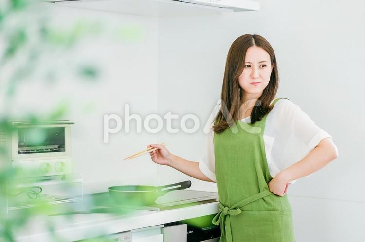 料理をする女性（怒る） 家事,怒る,主婦の写真素材