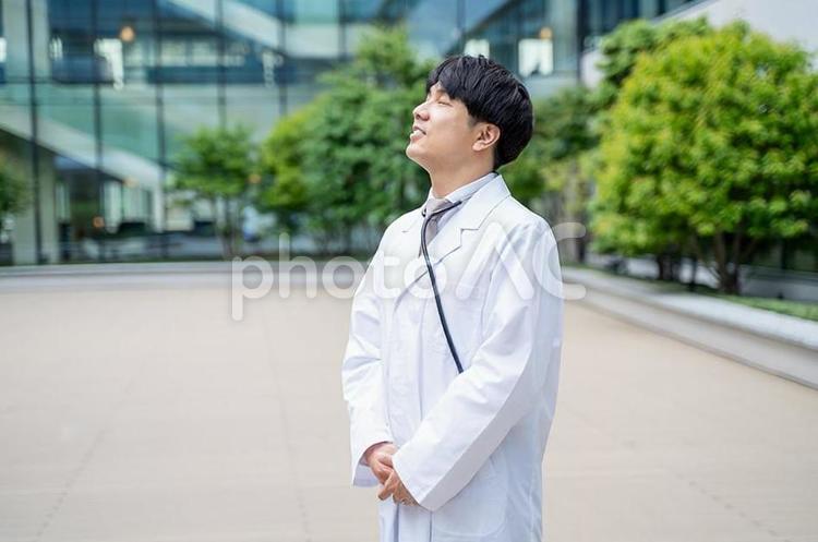 白衣を着た男性医師 医者,医師,男性の写真素材