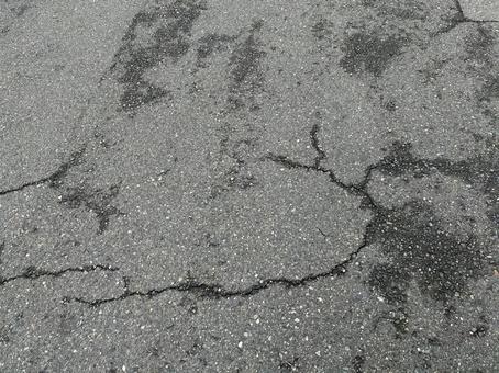 ひび割れたアスファルト ひび割れたアスファルト ひび割れ,アスファルト,地面の写真素材
