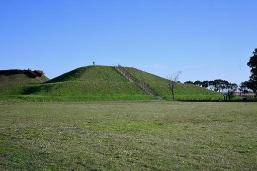 古墳に一人 さきたま古墳群,午後,ゆっくりの写真素材