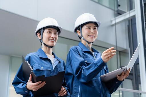 ビルメンテナンスする女性エンジニア 不動産,エンジニア,メンテナンスの写真素材