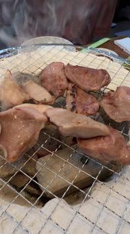 ホルモン焼肉屋で七輪炭焼き ホルモン焼肉屋で七輪炭焼き 焼肉,カルビ,七輪の写真素材