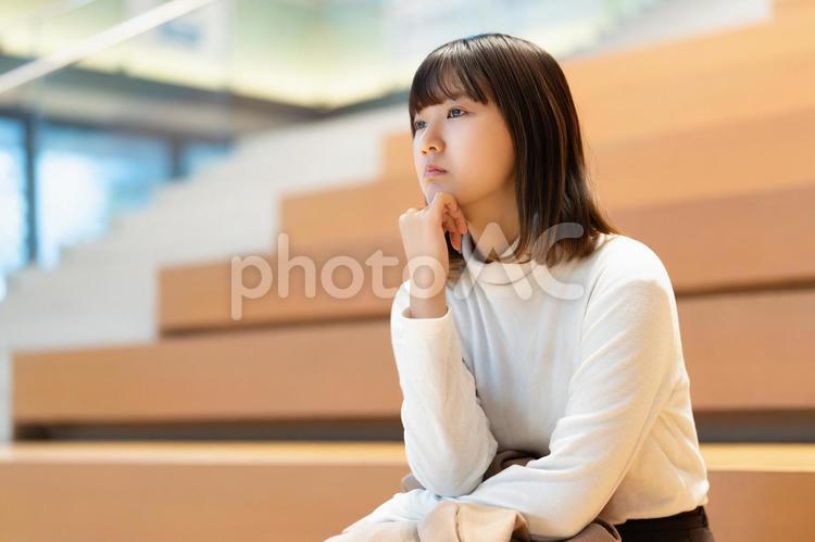 考えごとをする若い女性・ビジネスウーマン 女性,考える,悩むの写真素材
