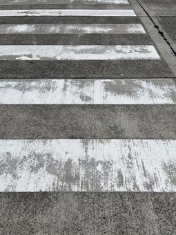 横断歩道(かすれたライン) 横断歩道(かすれたライン)の写真