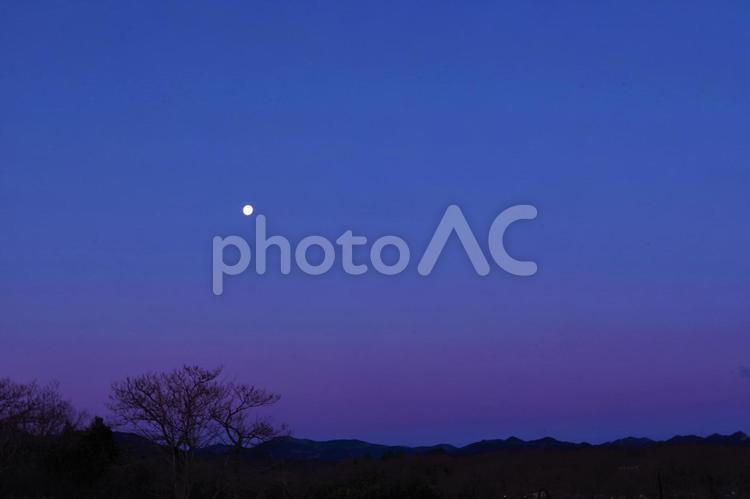山並みに沈んでいく月のイメージ 月,夜空,トワイライトの写真素材