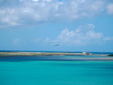 飛行機と海at那覇空港 飛行機と海at那覇空港の写真