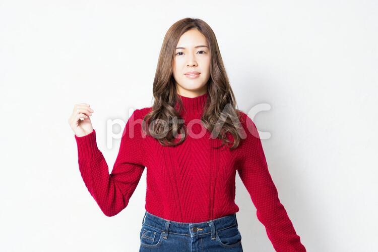 白い壁の前に立って、ポーズをとる若い女性 女性,立つ,若いの写真素材