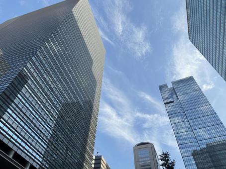 ビルの谷間と青空 ビルの谷間と青空 ビル,空,街の写真素材