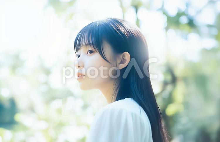 森の中に佇む透明感のある少女 少女,女子,横顔の写真素材