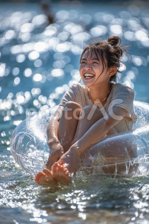 弾ける笑顔、真夏の水あそび 夏,笑顔,女性の写真素材