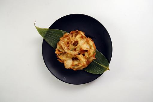 和風かき揚げと笹の葉 和風かき揚げと笹の葉 かき揚げ,天ぷら,和食の写真素材