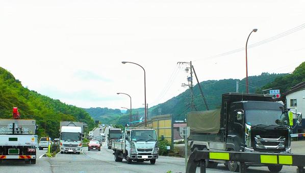 国道を走るトラック 国道を走るトラック トラック,レッカークレーン車,レッカーの写真素材