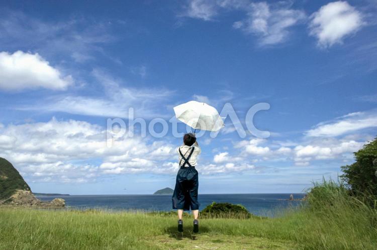＜素材＞夏の海を眺める日傘の女性と青空 女性,人物,風景の写真素材