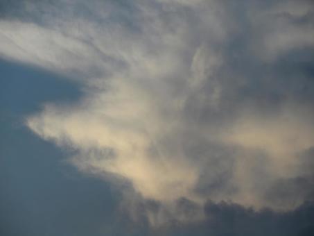 急な雨雲に覆われる青空 急な雨雲に覆われる青空の写真