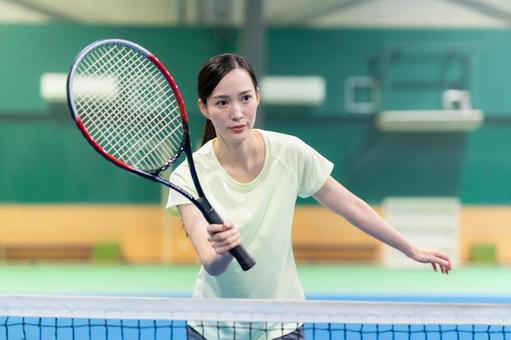 スポーツジムでテニスをする若い女性 テニス,テニススクール,スポーツジムの写真素材