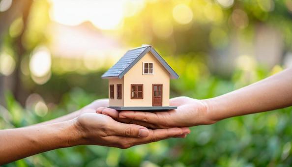 実家を相続するイメージ 住宅を渡す手と手 実家を相続するイメージ 住宅を渡す手と手の写真