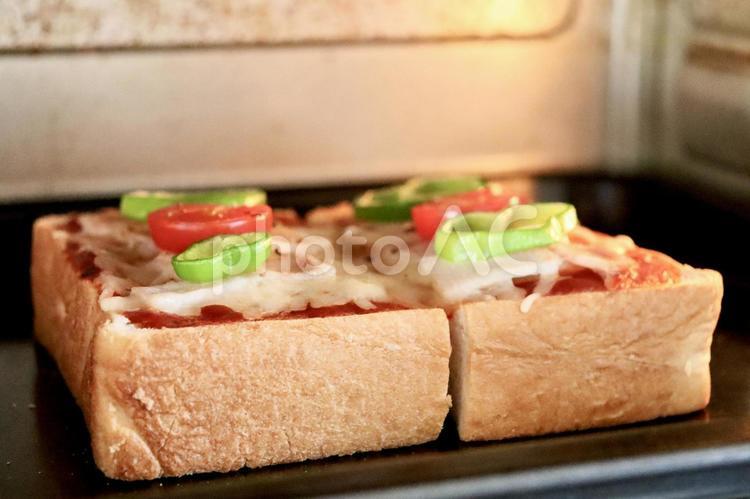 ピザトーストを焼く ピザトースト,トースト,パンの写真素材