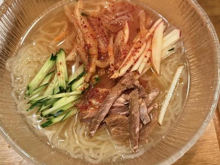 冷麺 冷麺 冷麺,麺,キムチの写真素材