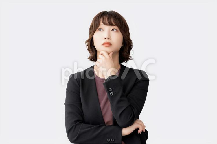 考えごとをする女性・ビジネスウーマン 女性,ビジネス,考えるの写真素材