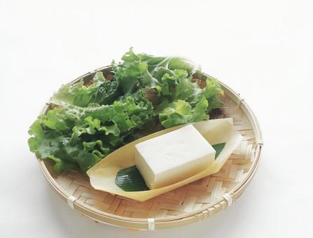 竹ざるに豆腐とサラダ 日本のイメージ 竹ざるに豆腐とサラダ 日本のイメージ 食器,船,舟形の写真素材