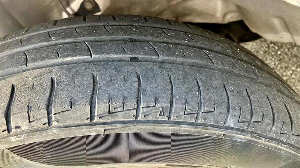 摩耗限界タイヤ(その② タイヤ,スリップサイン,トレッド摩耗の写真素材