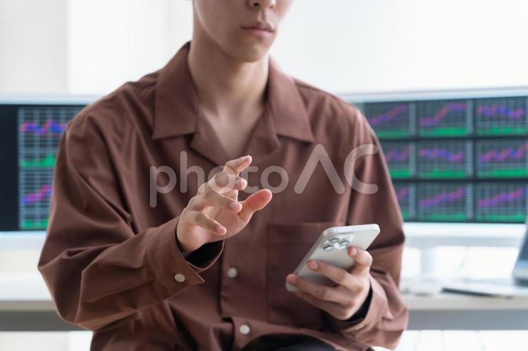 投資をする若い男性 投資,投資家,金融の写真素材