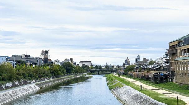 三条大橋から南側の鴨川の風景 三条大橋から南側の鴨川の風景の写真