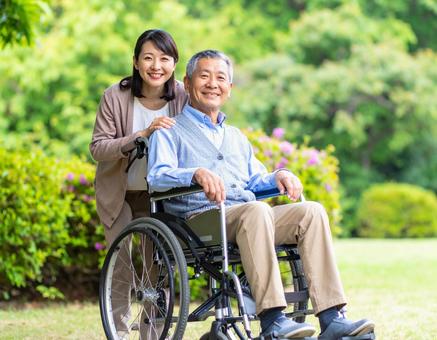 車椅子の高齢者と家族のイメージ 車椅子の高齢者と家族のイメージの写真
