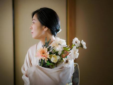33:花と着物の女性 33:花と着物の女性 着物,花,花束の写真素材