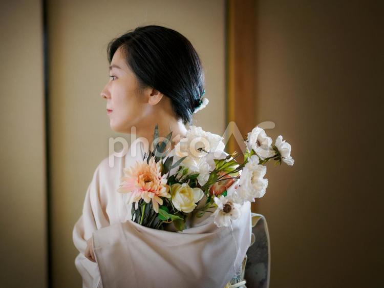 33：花と着物の女性 着物,花,花束の写真素材